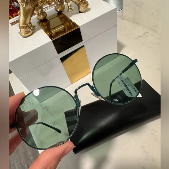 ONE DAY SALE✨FENDI round wavegreen sunglasses ✨